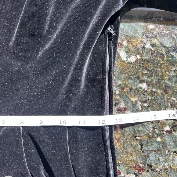 Vintage 90’s Laura Ashley Velvet Dress. Sweetheart neck. Puff sleeve. True waist - Picture 13 of 15